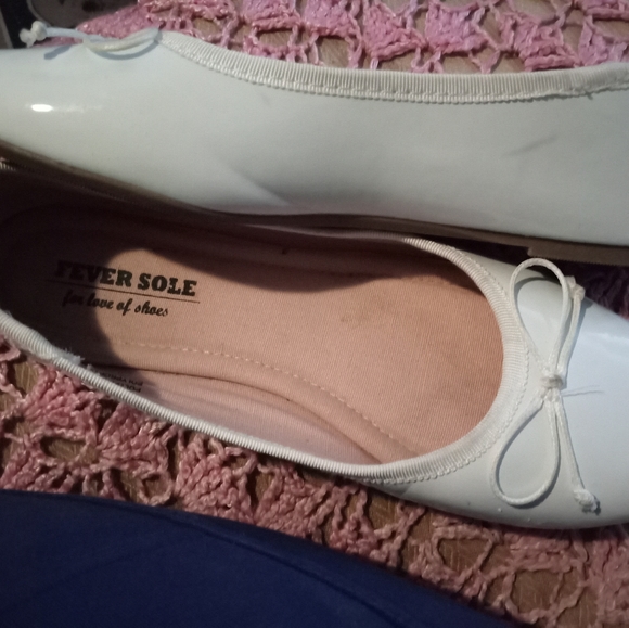 White flats with bow - Picture 5 of 5